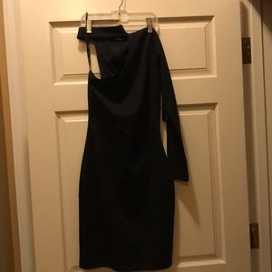 Lulu’s black one shoulder dress